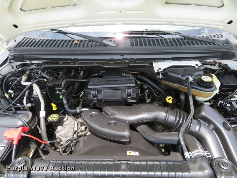 image for item DE8257 2005 Ford F350 Super Duty XL flatbed pickup truck