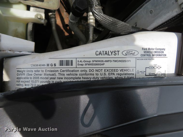 image for item DE8257 2005 Ford F350 Super Duty XL flatbed pickup truck