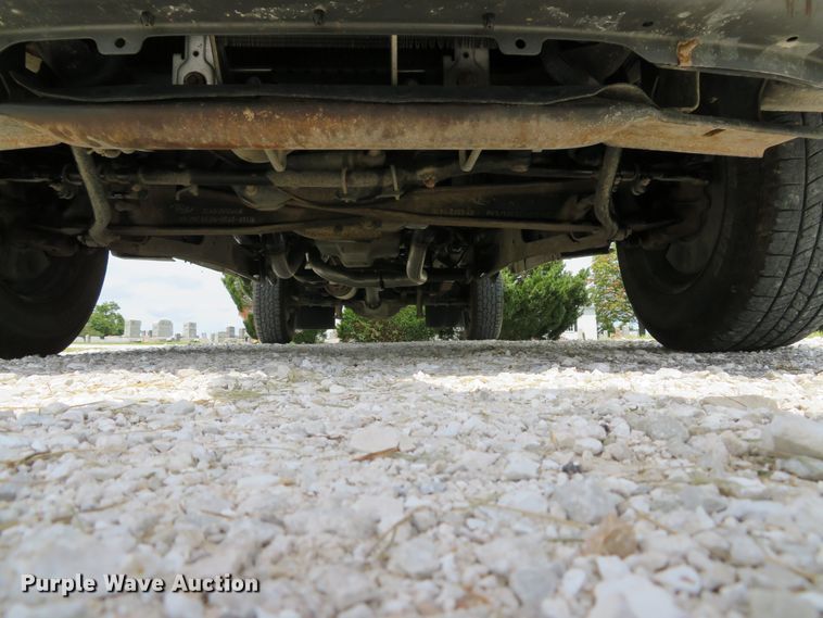 image for item DE8257 2005 Ford F350 Super Duty XL flatbed pickup truck