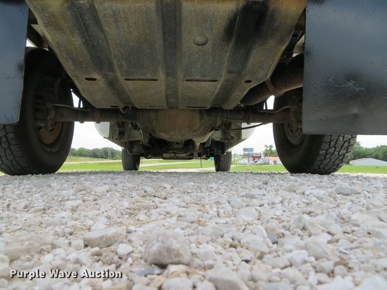 image for item DE8257 2005 Ford F350 Super Duty XL flatbed pickup truck