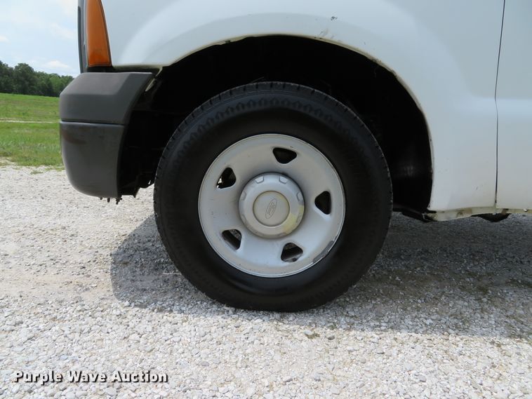 image for item DE8257 2005 Ford F350 Super Duty XL flatbed pickup truck