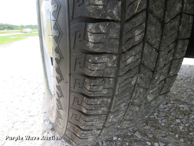 image for item DE8257 2005 Ford F350 Super Duty XL flatbed pickup truck