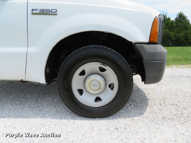 image for item DE8257 2005 Ford F350 Super Duty XL flatbed pickup truck