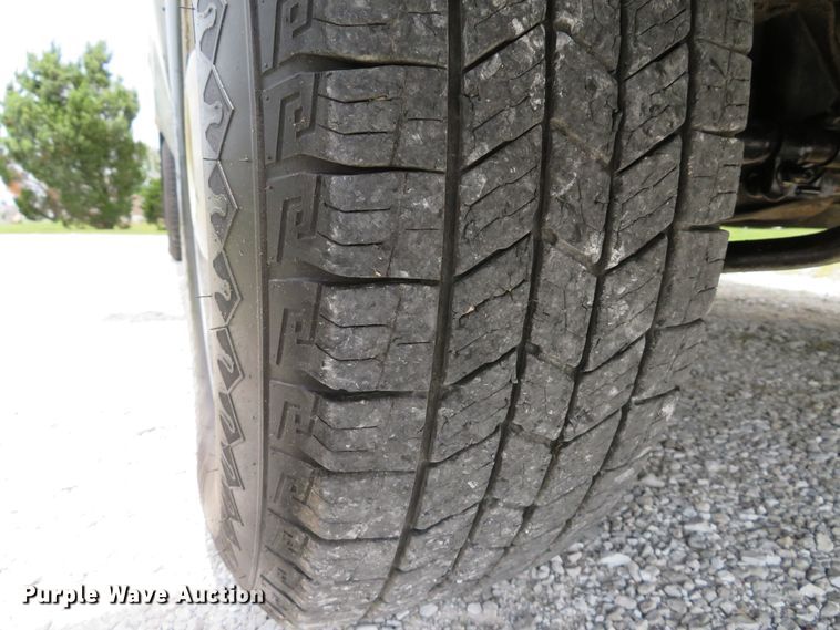 image for item DE8257 2005 Ford F350 Super Duty XL flatbed pickup truck