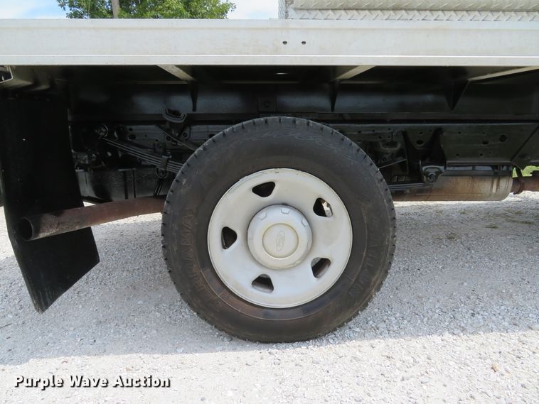 image for item DE8257 2005 Ford F350 Super Duty XL flatbed pickup truck