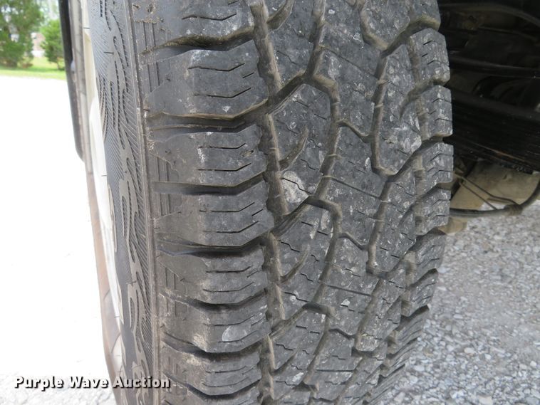 image for item DE8257 2005 Ford F350 Super Duty XL flatbed pickup truck