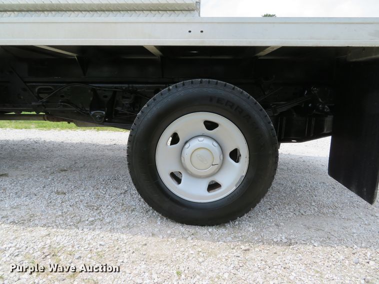 image for item DE8257 2005 Ford F350 Super Duty XL flatbed pickup truck