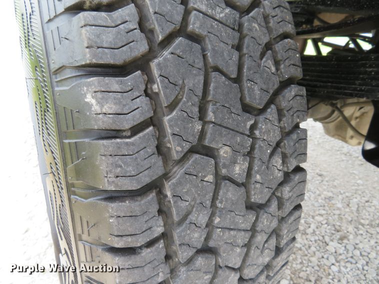 image for item DE8257 2005 Ford F350 Super Duty XL flatbed pickup truck