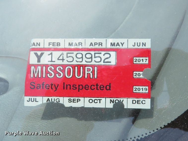 image for item DE8257 2005 Ford F350 Super Duty XL flatbed pickup truck