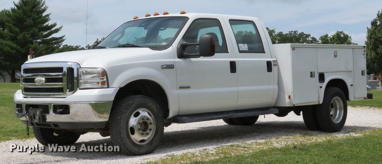 image for item DE8258 2006 Ford F350 Super Duty XLT Crew Cab utility bed pickup truck