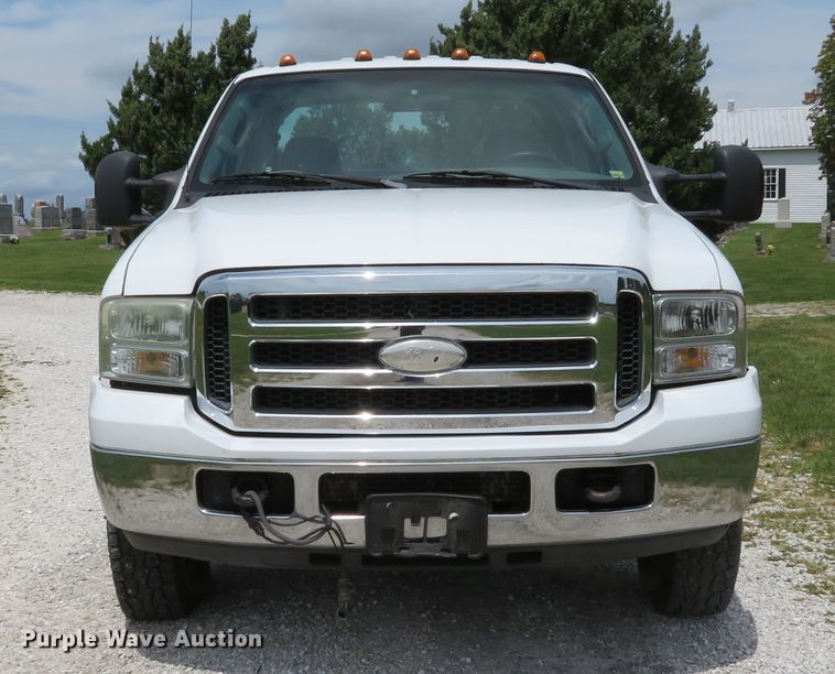 image for item DE8258 2006 Ford F350 Super Duty XLT Crew Cab utility bed pickup truck