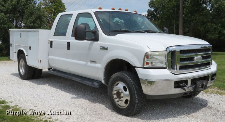 image for item DE8258 2006 Ford F350 Super Duty XLT Crew Cab utility bed pickup truck
