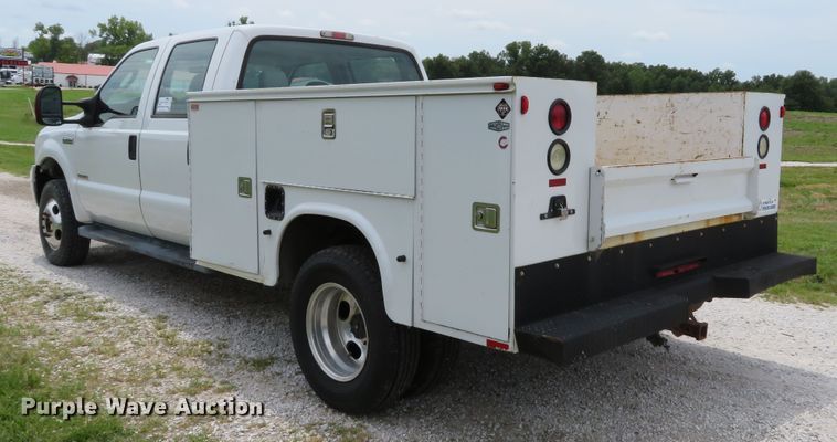 image for item DE8258 2006 Ford F350 Super Duty XLT Crew Cab utility bed pickup truck