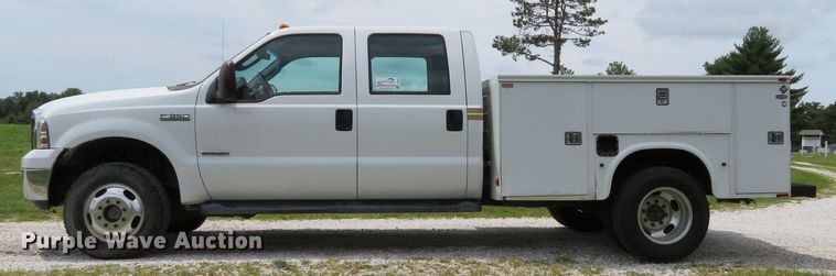 image for item DE8258 2006 Ford F350 Super Duty XLT Crew Cab utility bed pickup truck