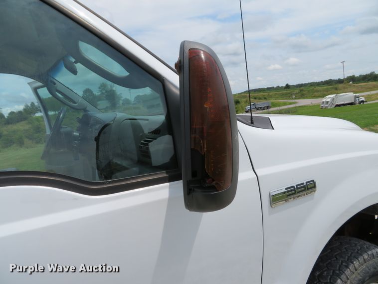 image for item DE8258 2006 Ford F350 Super Duty XLT Crew Cab utility bed pickup truck