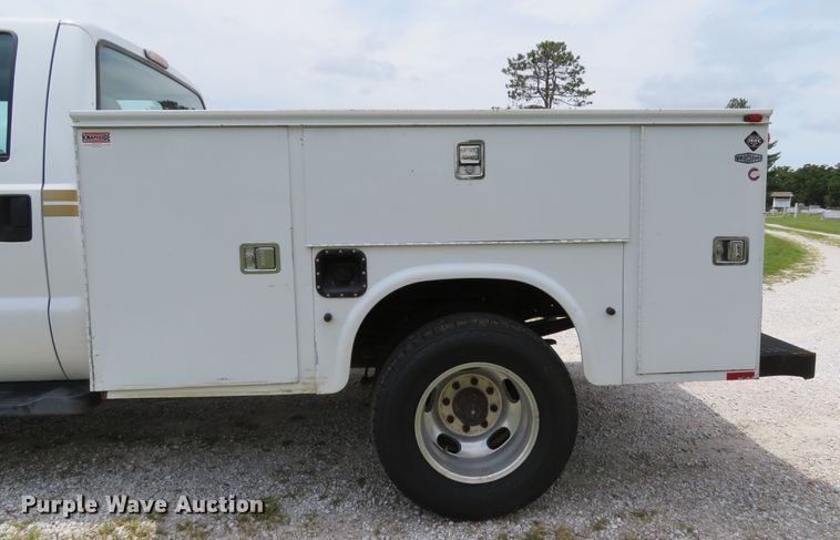 image for item DE8258 2006 Ford F350 Super Duty XLT Crew Cab utility bed pickup truck