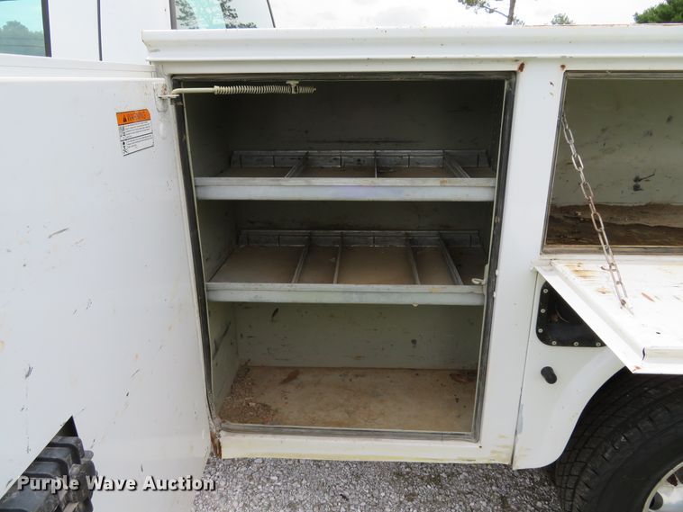 image for item DE8258 2006 Ford F350 Super Duty XLT Crew Cab utility bed pickup truck