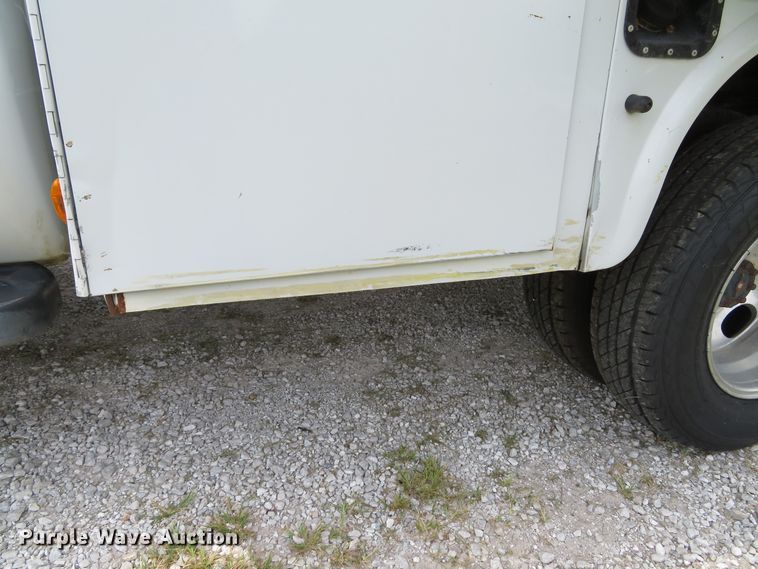 image for item DE8258 2006 Ford F350 Super Duty XLT Crew Cab utility bed pickup truck