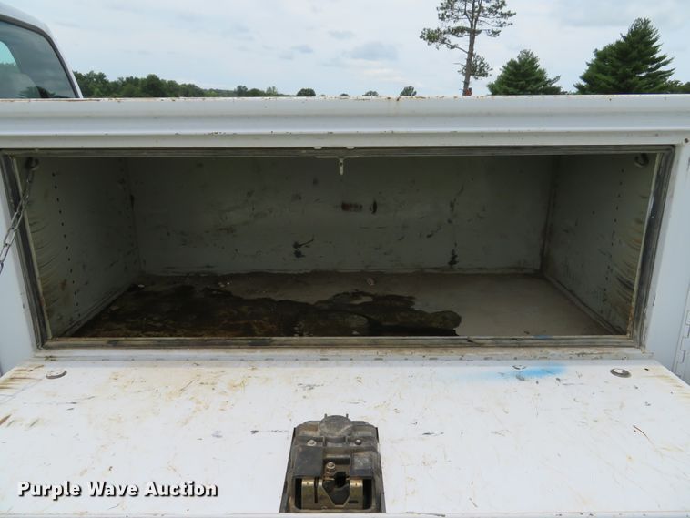 image for item DE8258 2006 Ford F350 Super Duty XLT Crew Cab utility bed pickup truck