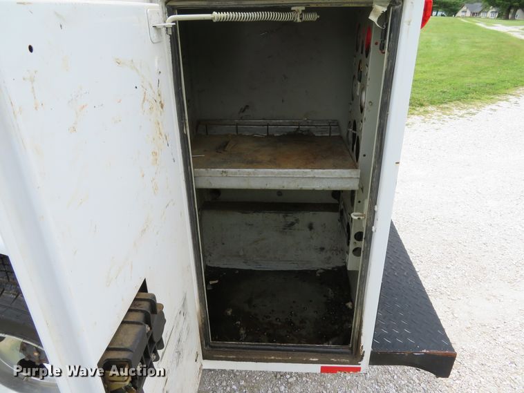 image for item DE8258 2006 Ford F350 Super Duty XLT Crew Cab utility bed pickup truck