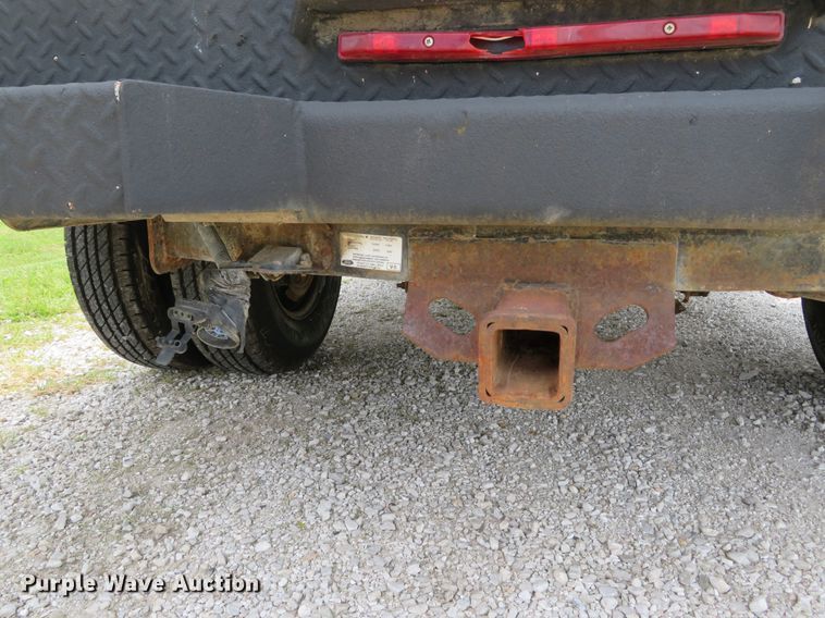 image for item DE8258 2006 Ford F350 Super Duty XLT Crew Cab utility bed pickup truck