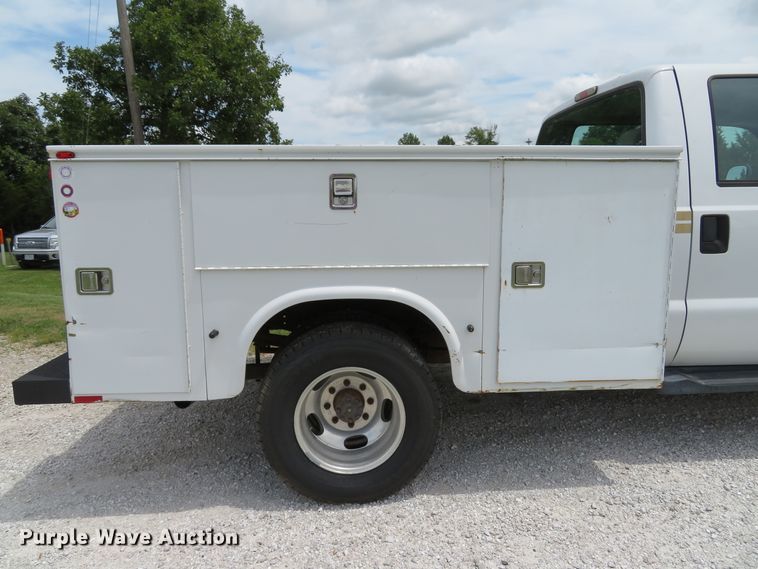 image for item DE8258 2006 Ford F350 Super Duty XLT Crew Cab utility bed pickup truck