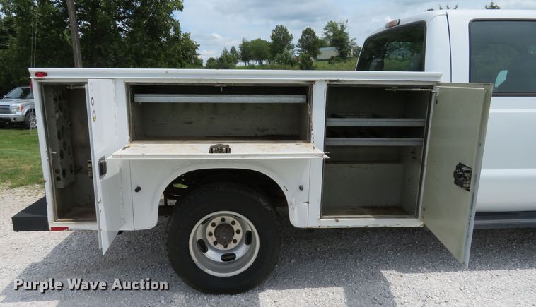 image for item DE8258 2006 Ford F350 Super Duty XLT Crew Cab utility bed pickup truck