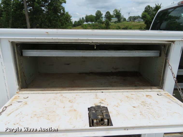 image for item DE8258 2006 Ford F350 Super Duty XLT Crew Cab utility bed pickup truck