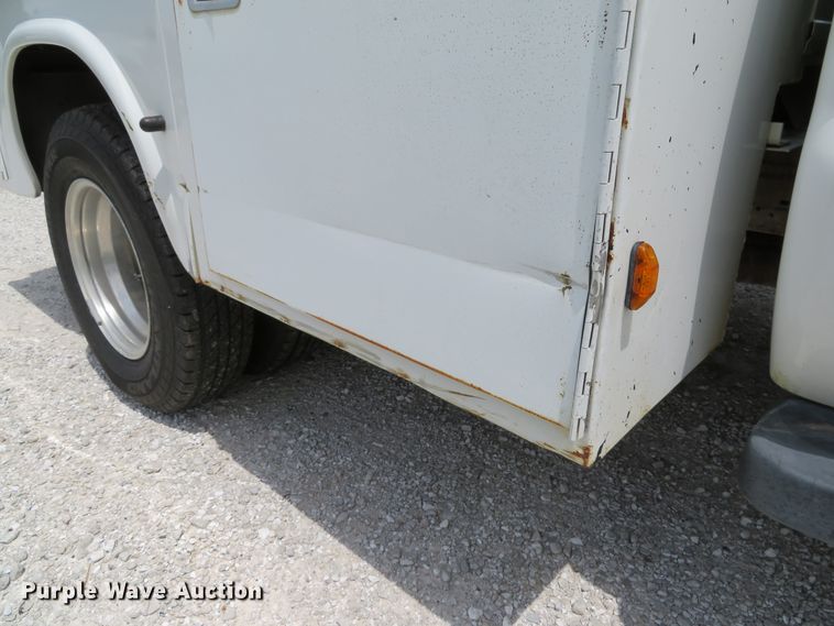 image for item DE8258 2006 Ford F350 Super Duty XLT Crew Cab utility bed pickup truck