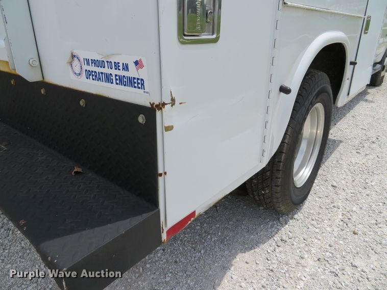 image for item DE8258 2006 Ford F350 Super Duty XLT Crew Cab utility bed pickup truck