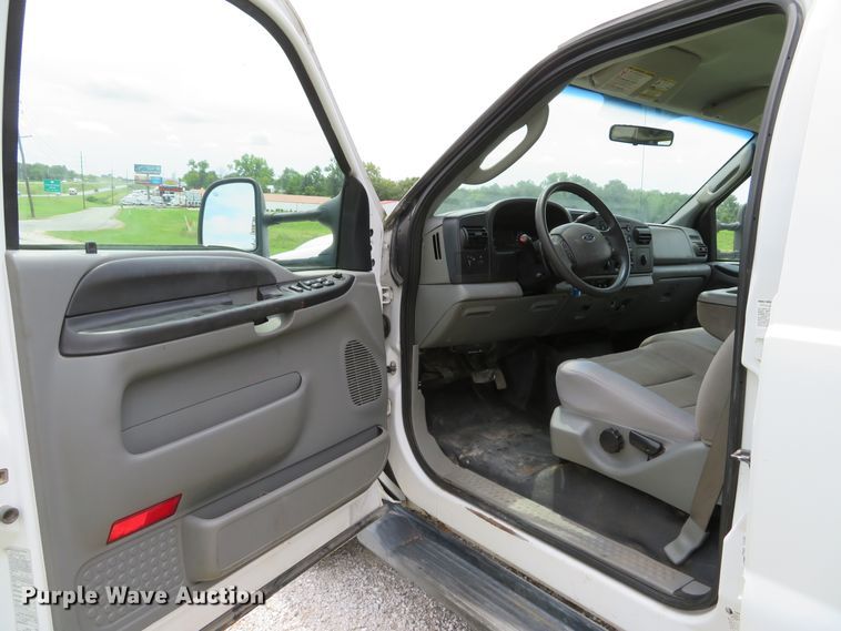 image for item DE8258 2006 Ford F350 Super Duty XLT Crew Cab utility bed pickup truck