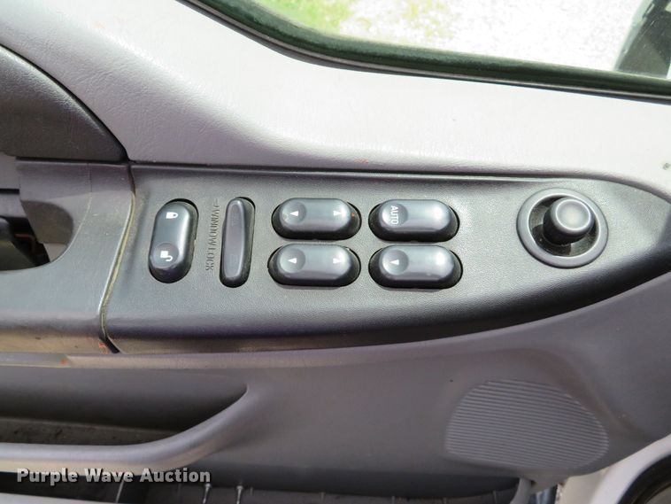 image for item DE8258 2006 Ford F350 Super Duty XLT Crew Cab utility bed pickup truck