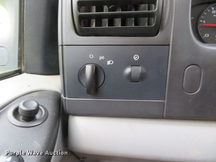 image for item DE8258 2006 Ford F350 Super Duty XLT Crew Cab utility bed pickup truck