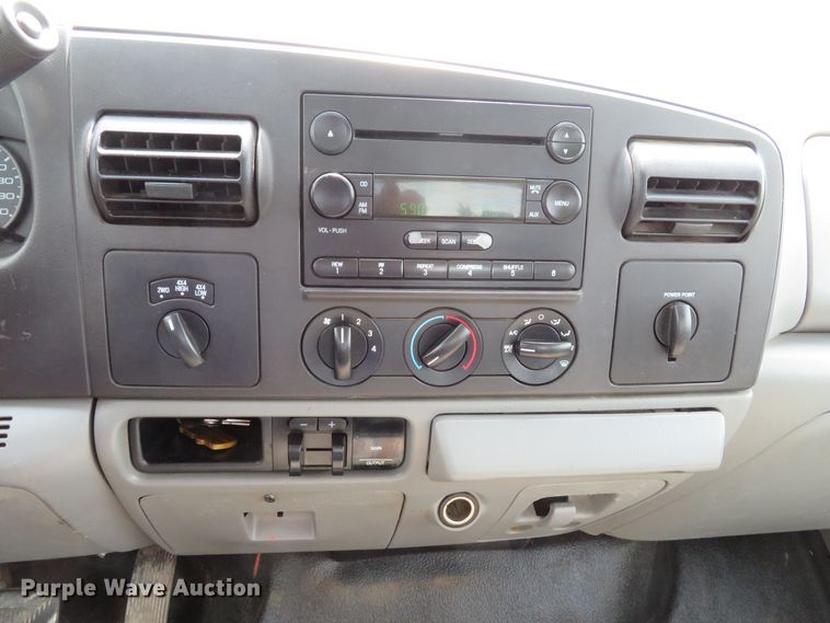 image for item DE8258 2006 Ford F350 Super Duty XLT Crew Cab utility bed pickup truck