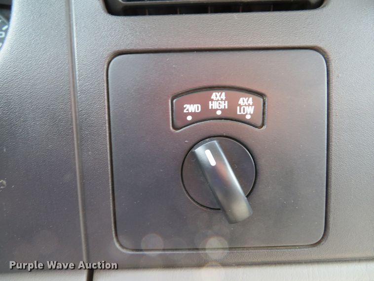 image for item DE8258 2006 Ford F350 Super Duty XLT Crew Cab utility bed pickup truck