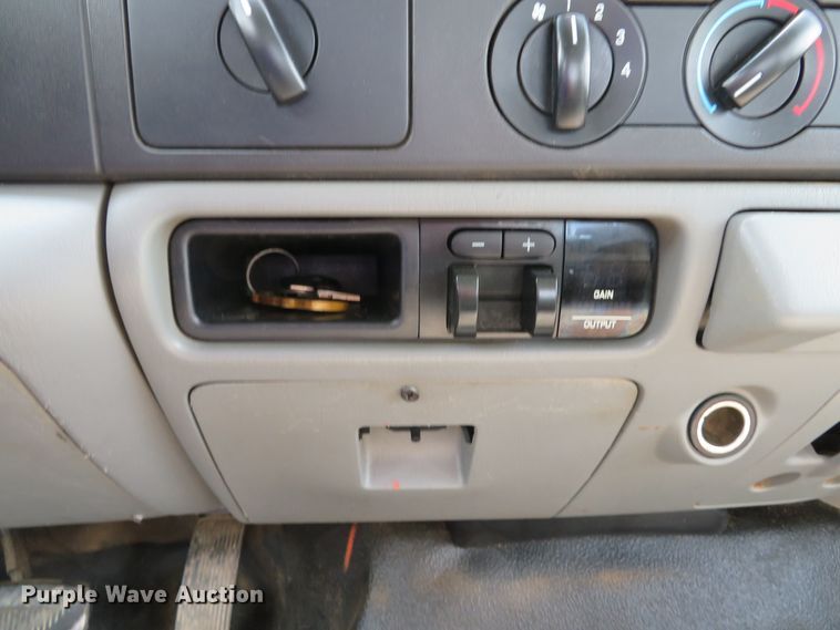 image for item DE8258 2006 Ford F350 Super Duty XLT Crew Cab utility bed pickup truck