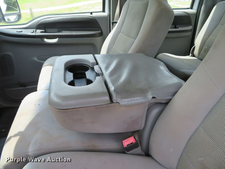 image for item DE8258 2006 Ford F350 Super Duty XLT Crew Cab utility bed pickup truck