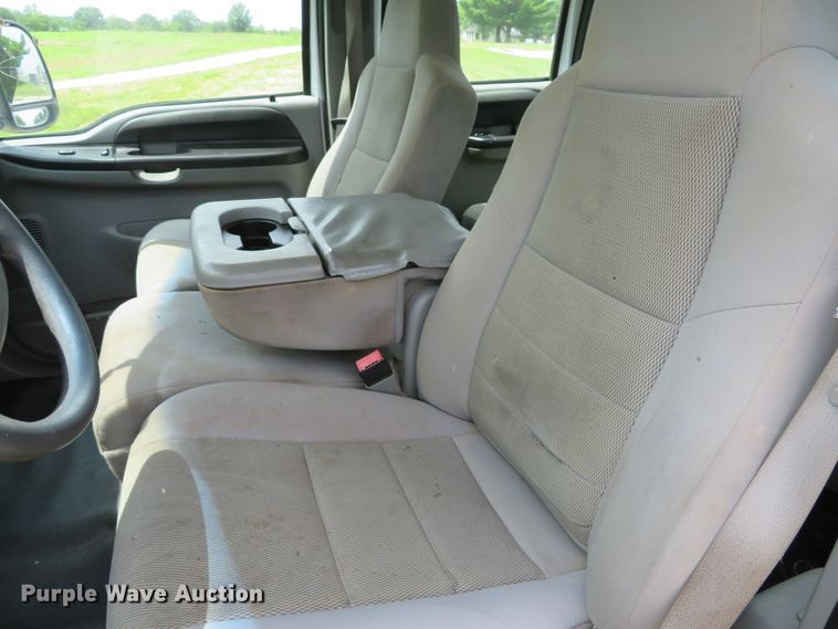 image for item DE8258 2006 Ford F350 Super Duty XLT Crew Cab utility bed pickup truck