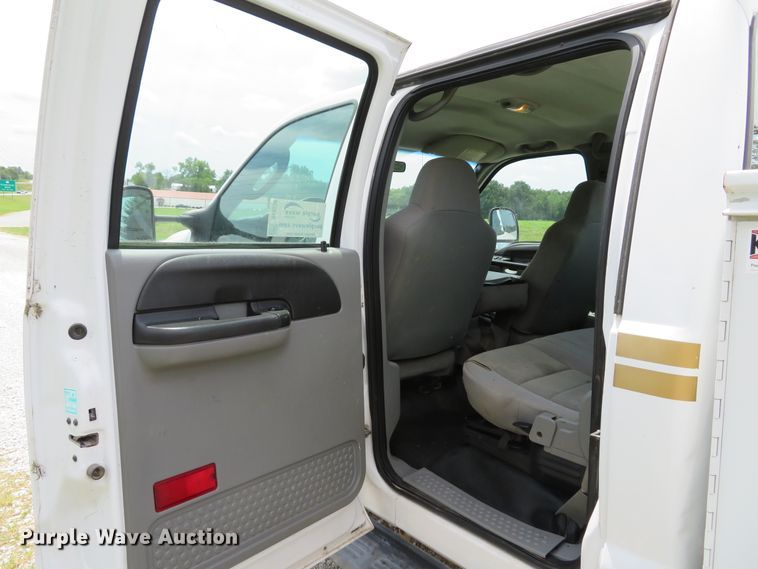 image for item DE8258 2006 Ford F350 Super Duty XLT Crew Cab utility bed pickup truck