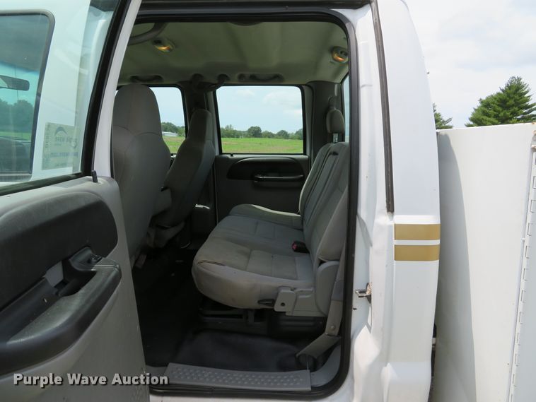 image for item DE8258 2006 Ford F350 Super Duty XLT Crew Cab utility bed pickup truck