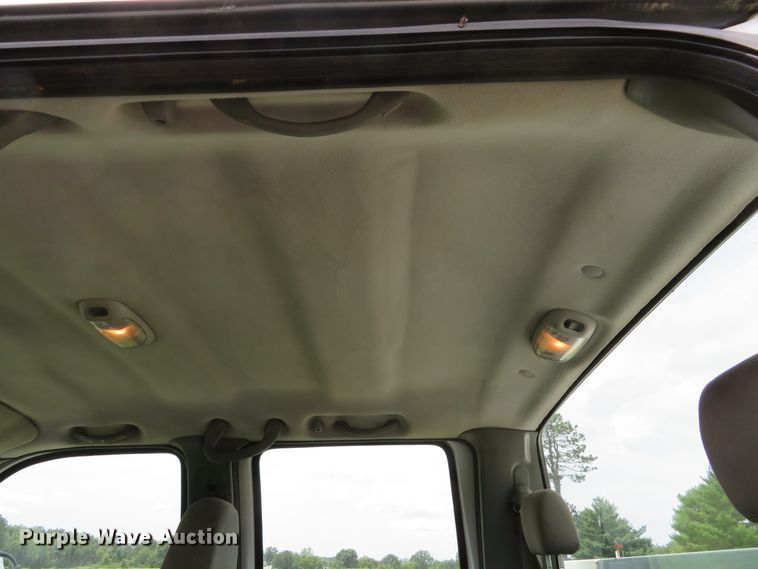 image for item DE8258 2006 Ford F350 Super Duty XLT Crew Cab utility bed pickup truck