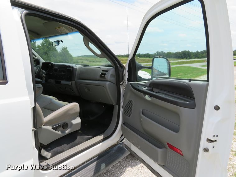 image for item DE8258 2006 Ford F350 Super Duty XLT Crew Cab utility bed pickup truck