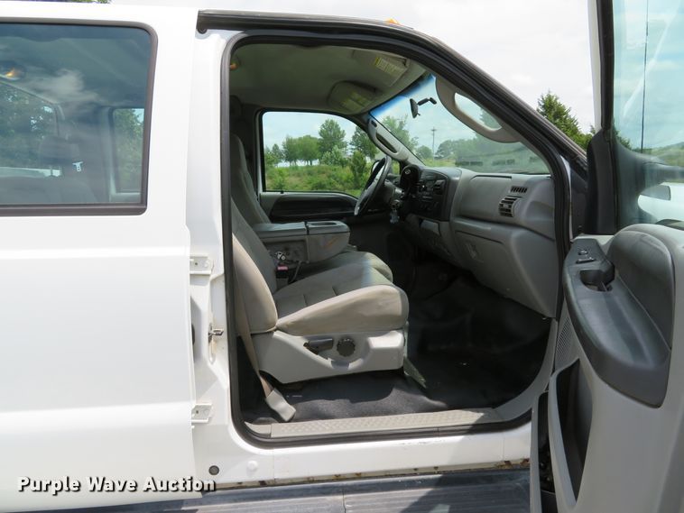 image for item DE8258 2006 Ford F350 Super Duty XLT Crew Cab utility bed pickup truck