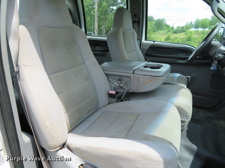 image for item DE8258 2006 Ford F350 Super Duty XLT Crew Cab utility bed pickup truck