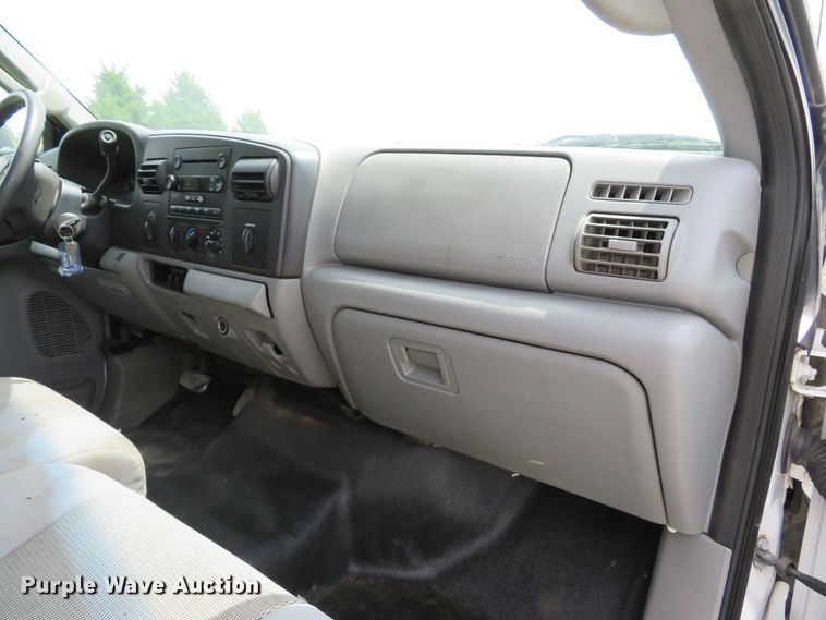 image for item DE8258 2006 Ford F350 Super Duty XLT Crew Cab utility bed pickup truck