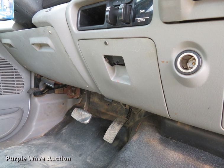 image for item DE8258 2006 Ford F350 Super Duty XLT Crew Cab utility bed pickup truck