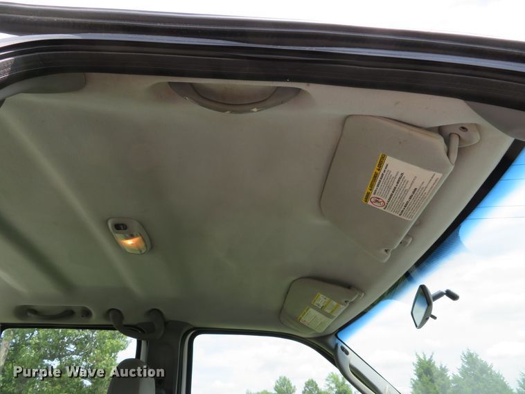 image for item DE8258 2006 Ford F350 Super Duty XLT Crew Cab utility bed pickup truck