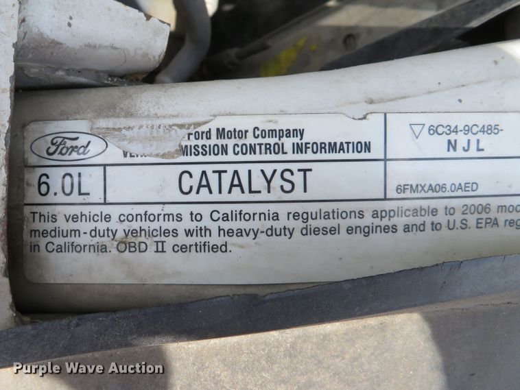 image for item DE8258 2006 Ford F350 Super Duty XLT Crew Cab utility bed pickup truck