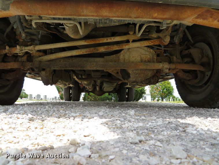 image for item DE8258 2006 Ford F350 Super Duty XLT Crew Cab utility bed pickup truck