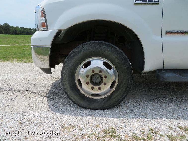 image for item DE8258 2006 Ford F350 Super Duty XLT Crew Cab utility bed pickup truck